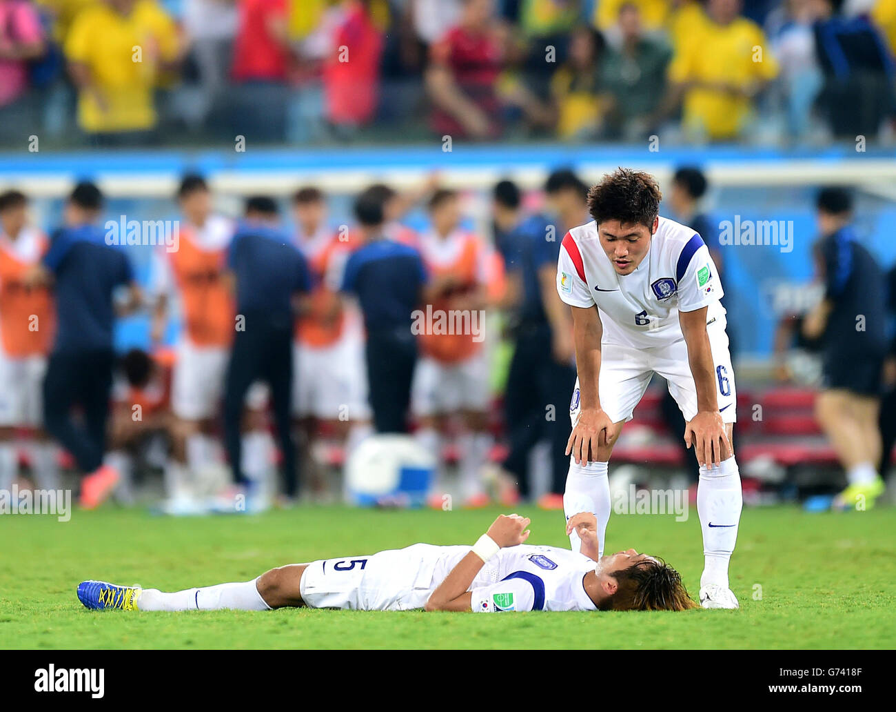 Football - coupe du monde de la FIFA 2014 - Groupe H - Russie / Corée du Sud - Arena Pantanal.Kim Young-Gwon et Hwang Seok-Ho en Corée du Sud après le coup de sifflet final Banque D'Images