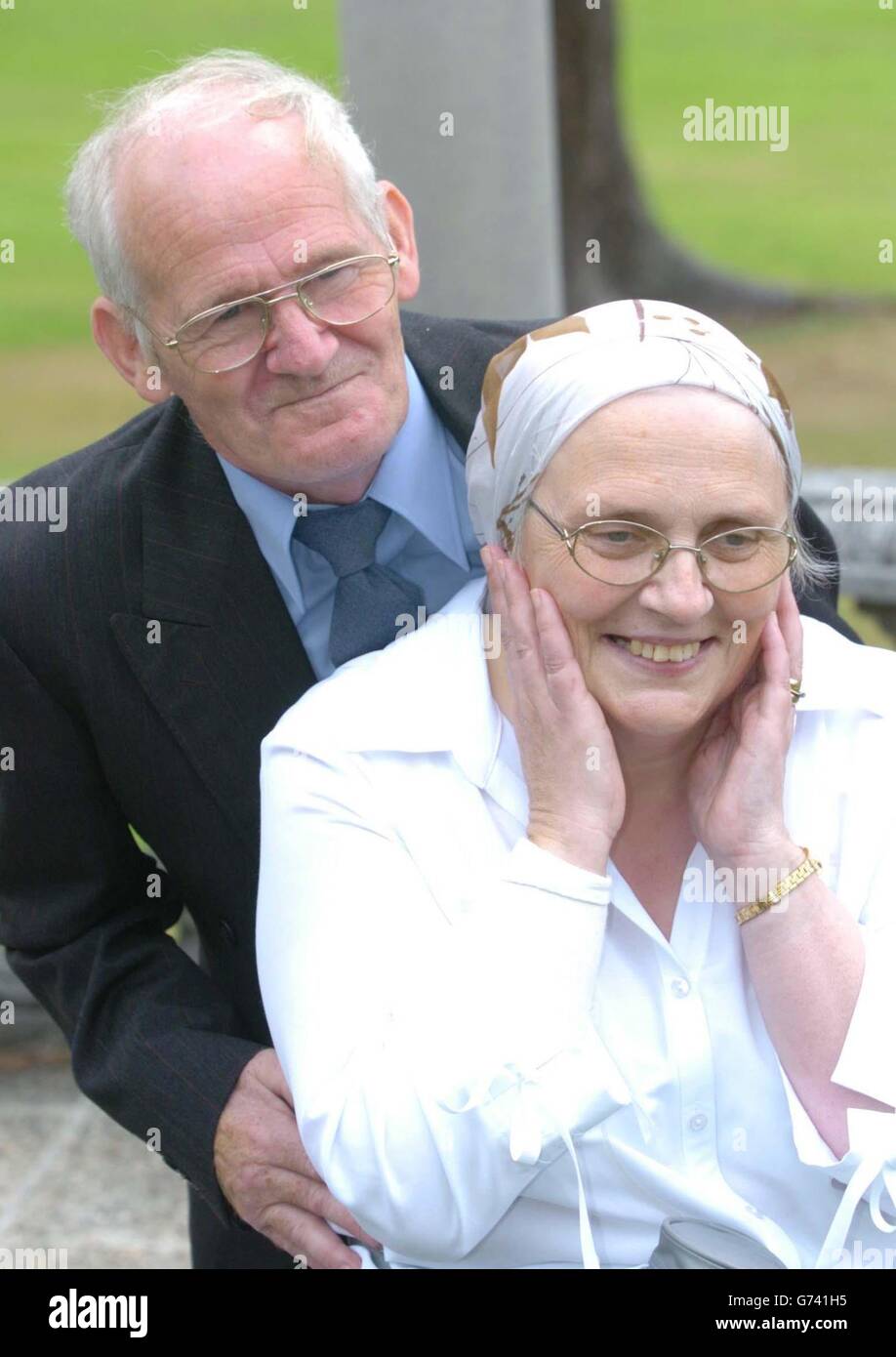 Femme au foyer et gagnant de la loterie, Iris Jeffrey (58) avec son mari Robert, qui est le plus grand gagnant de publicité depuis le lancement de la Loterie nationale il y a près de dix ans après avoir raflé un incroyable jackpot Lotto Rollover 20,100,472 le mercredi 14 juillet, lors d'une conférence de presse dans un hôtel de Belfast. Iris ne s'est pas rendu compte qu'elle était assise sur une fortune jusqu'à ce qu'elle ait vu la publicité à la télévision sur le prix non réclamé Lotto. Banque D'Images