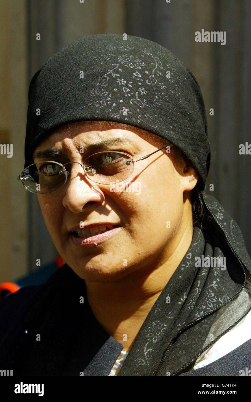 Babar Ahmad Solliciteur Muddussar Arani devant les magistrats de la rue Bow après Babar Ahmad, 30, de Fountain Road, Tooting, sud de Londres, A comparu à la suite de son arrestation jeudi sur un mandat d'extradition délivré au nom des États-Unis. Les femmes, qui ont refusé de s'identifier aux journalistes, étaient en cour où il a été allégué qu'en décembre de l'année dernière Ahmad avait été trouvé en possession d'un document détaillant un groupe de bataille navale américaine opérant dans le détroit d'Hormoz dans le Golfe en avril 2001. Banque D'Images