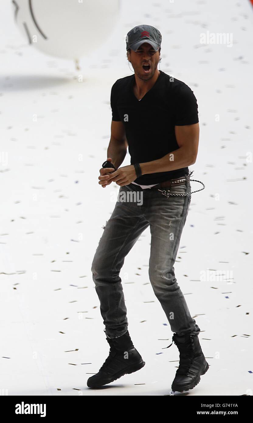 Enrique Iglesias se produit pendant le Summertime ball de Capital FM au  stade Wembley, à Londres Photo Stock - Alamy