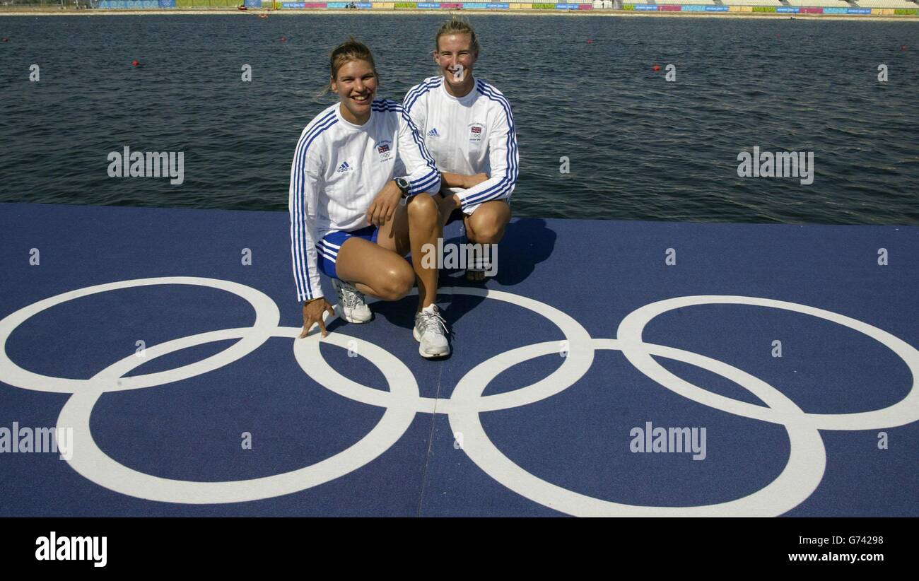 Elise Laverick, de West Sussex (à gauche), et Sarah Winckless, de Buckinghamshire, après l'entraînement au Centre olympique d'aviron de Schinias, à Athènes. Banque D'Images