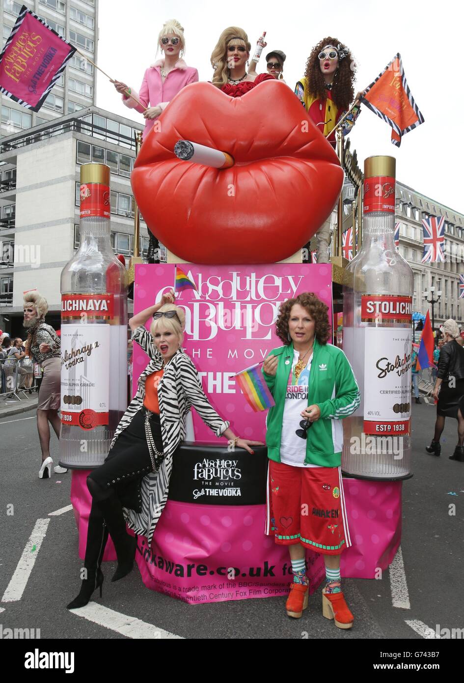 Jennifer Saunders (à droite) et Joanna Lumley (à gauche) posent en caractère le long avec des artistes en face de l'Absolument fabuleux/Stolli (vodka) la fierté de Londres, près de flottement à l'hôtel Langham Hotel, Londres. Banque D'Images