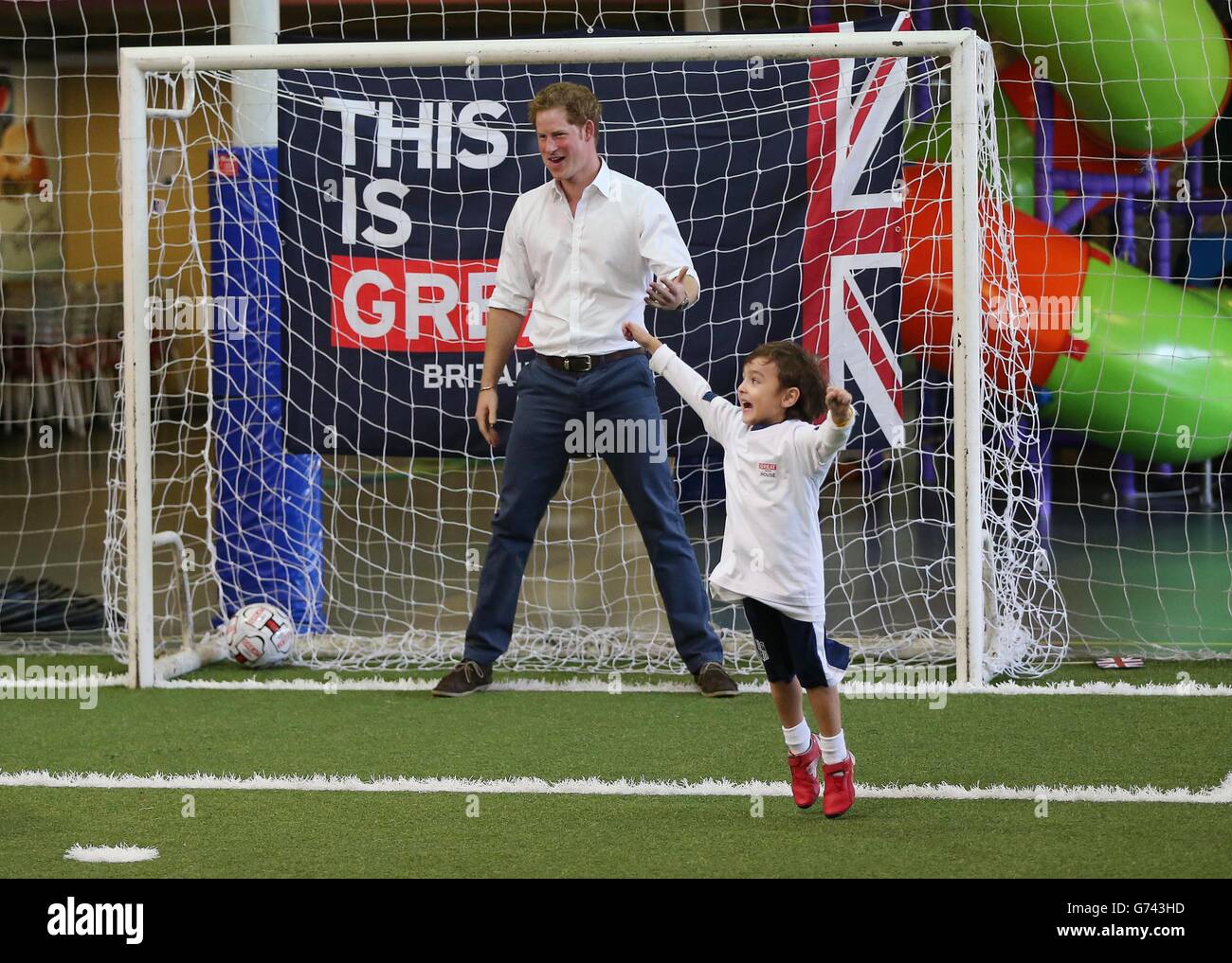 Un jeune garçon célèbre après avoir marquant un but contre le prince Harry lors d'une visite à Minas Tenis Clube à Belo Horizonte le deuxième jour de sa tournée au Brésil. Banque D'Images