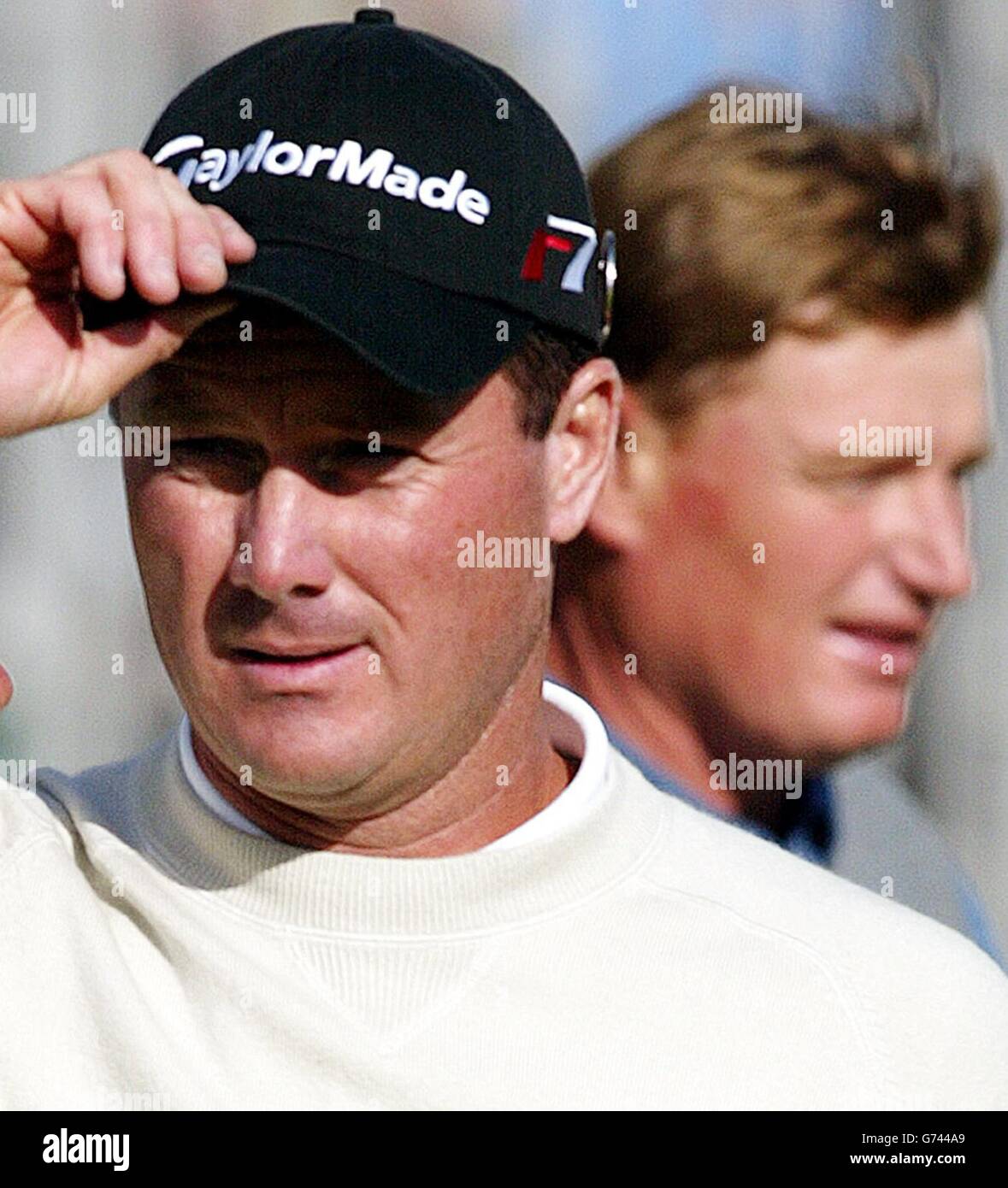 Todd Hamilton aux États-Unis et Ernie Els en Afrique du Sud (à droite) après 18 trous au cours de la dernière journée de jeu au 133e Open Golf Championship sur le parcours de golf Royal Troon en Écosse. , PAS D'UTILISATION DE TÉLÉPHONE MOBILE. Banque D'Images