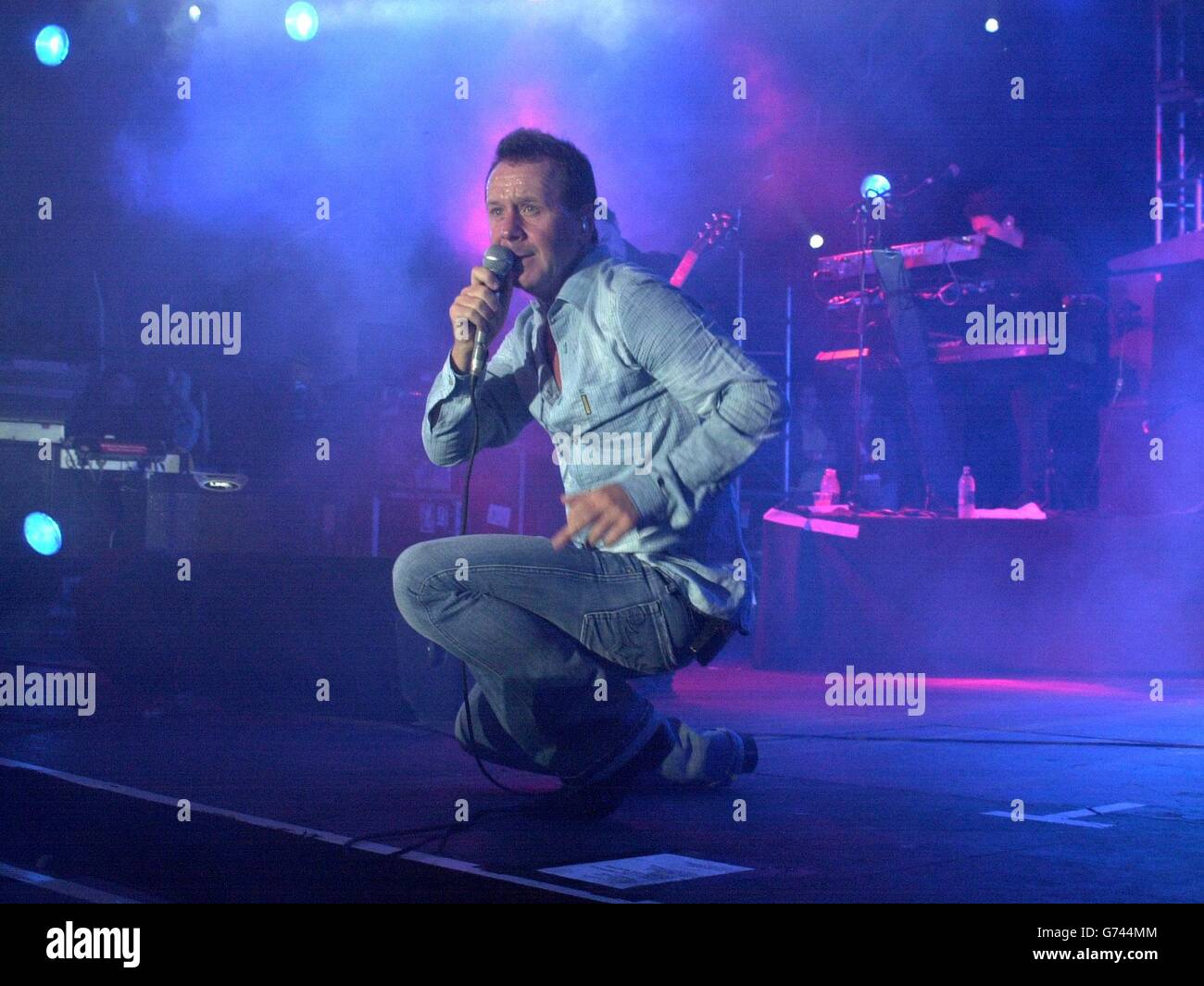 Jim Kerr joue avec des esprits simples pendant le Guilfest à Stoke Park à Guildford. Banque D'Images