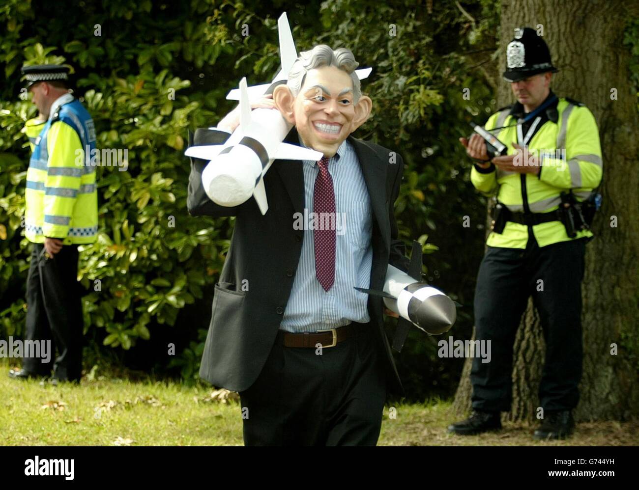 Un manifestant de la campagne contre le commerce des armes habillé comme le Premier ministre Tony Blair, arrive au salon international de l'aviation de Farnborough dans le Hampshire. Le CAAT manifestaient contre les 888 millions de subventions à l'exportation accordées chaque année aux entreprises d'armement britanniques. Banque D'Images