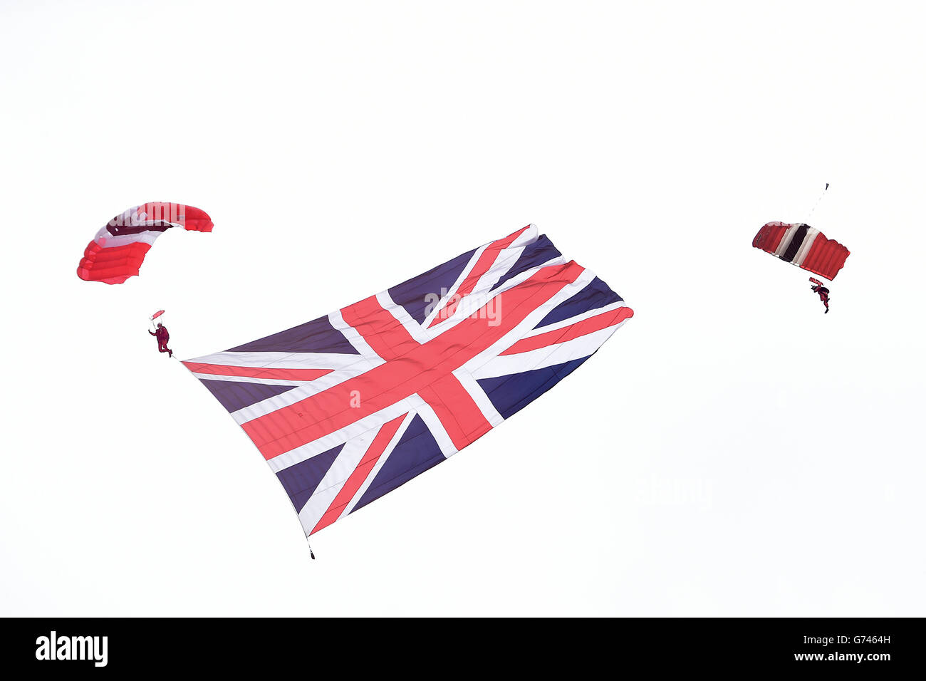 Membres de l'équipe de parachutistes de Red Devils avant la Journée du Derby d'Investec à l'hippodrome d'Epsom Downs, Surrey. Banque D'Images