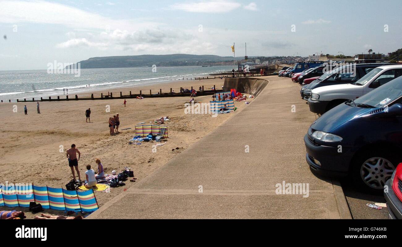 La plage de Yaverland près de Sandown sur l'île de Wight, où un garçon de deux ans est mort a été tué lorsqu'une voiture a plongé à 12 pieds d'un parking sur la plage hier. Banque D'Images