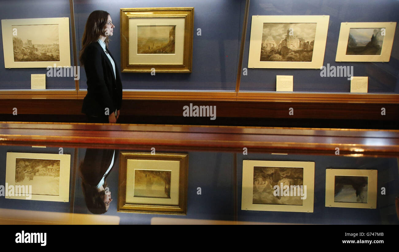 Laura Oakley, employée de la Scottish National Gallery, avec des œuvres d'art de l'exposition First Sight à la Scottish National Gallery d'Édimbourg, en Écosse. Banque D'Images