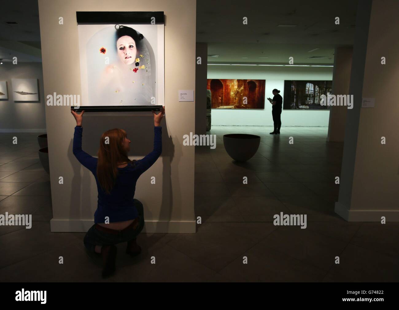L'artiste Rachael Gillespie est suspendue à sa pièce « Depth in the Clarity » avant l'ouverture officielle de l'exposition internationale d'art de la Biennale de Dublin au CHQ Building, à Dublin. Banque D'Images
