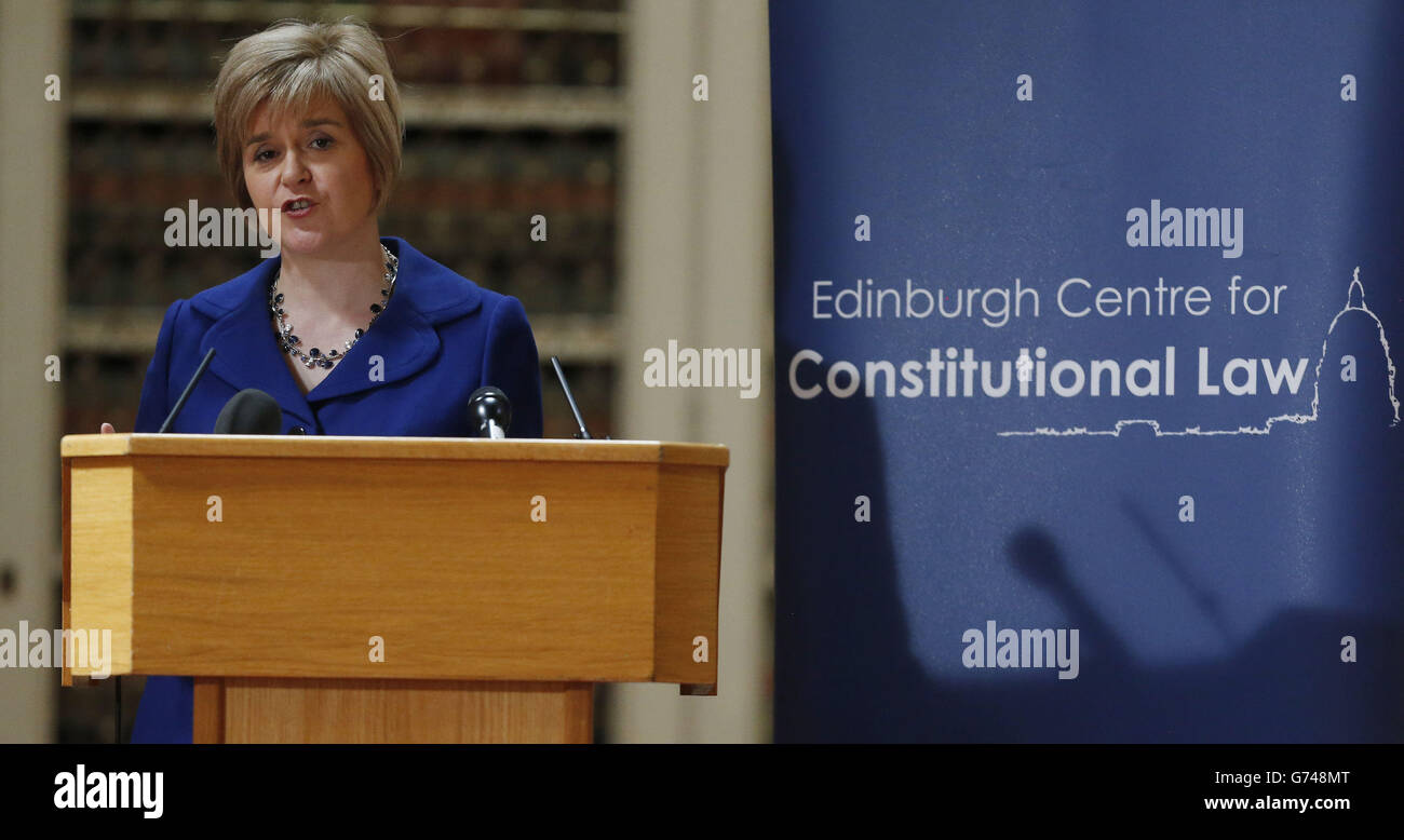 La première ministre adjointe, Nicola Sturgeon, présente des propositions écrites constitution pour une Écosse indépendante à la Edinburgh Playfair Library à L'Université d'Édimbourg Banque D'Images