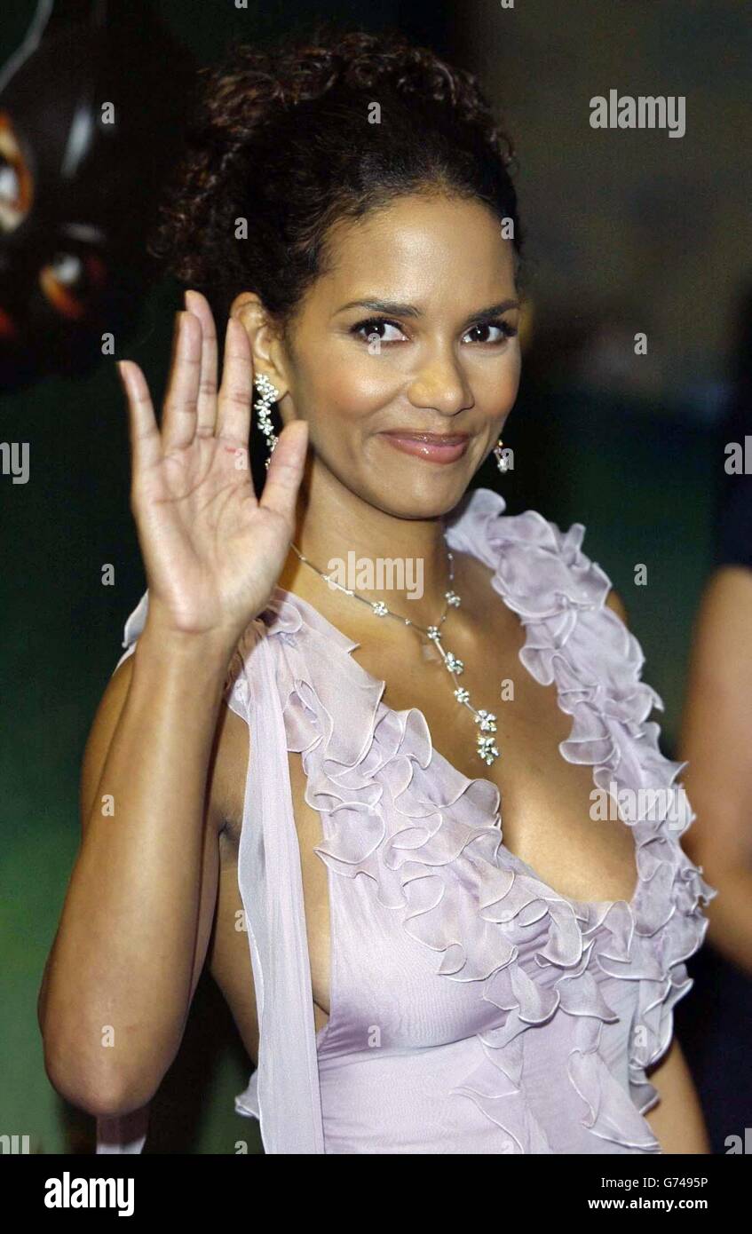 Star of the film Halle Berry arrive pour la première européenne de Catwoman au cinéma vue de Leicester Square, dans le centre de Londres Banque D'Images