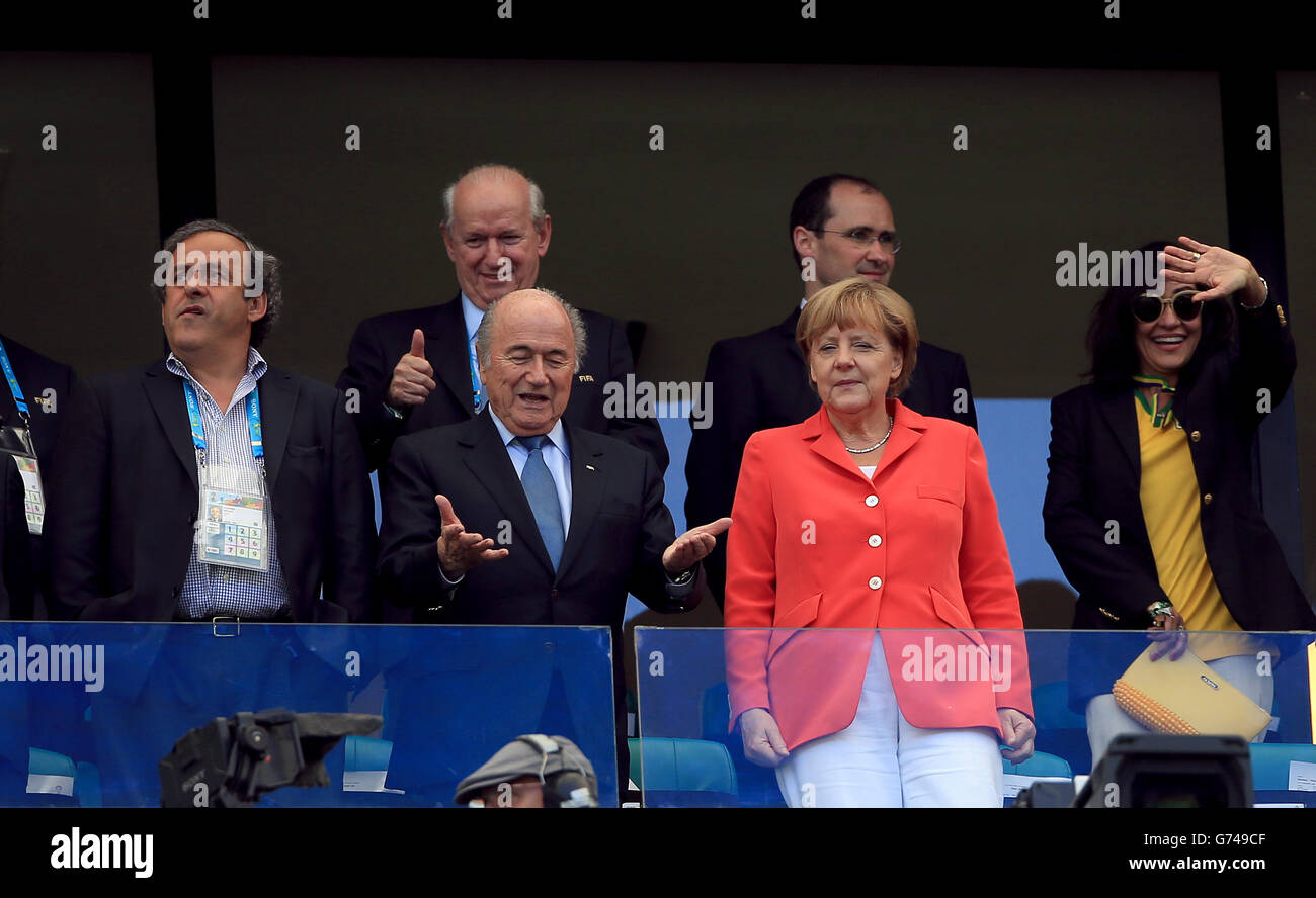 Le président de l'UEFA Michel Platini (à gauche), le président de la FIFA, Sepp Blatter (deuxième à gauche) et la chancelière allemande Angela Merkel (deuxième à droite) en sont sur les tribunes Banque D'Images