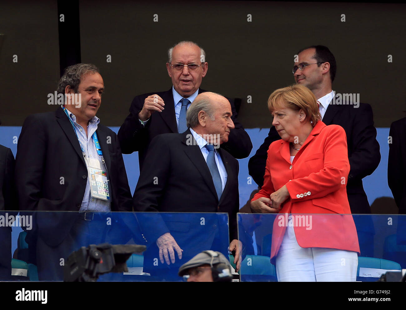 Le président de l'UEFA Michel Platini (à gauche), le président de la FIFA, Sepp Blatter (à gauche) et la chancelière allemande Angela Merkel (à droite) sont présents Banque D'Images