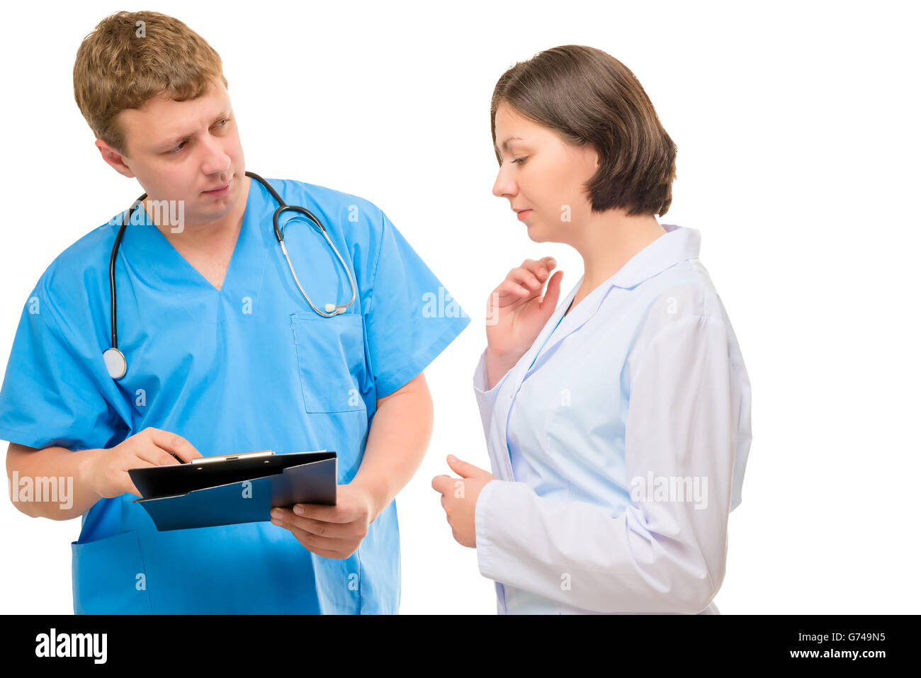 L'homme et la femme médecin discuter un diagnostic d'un patient Banque D'Images