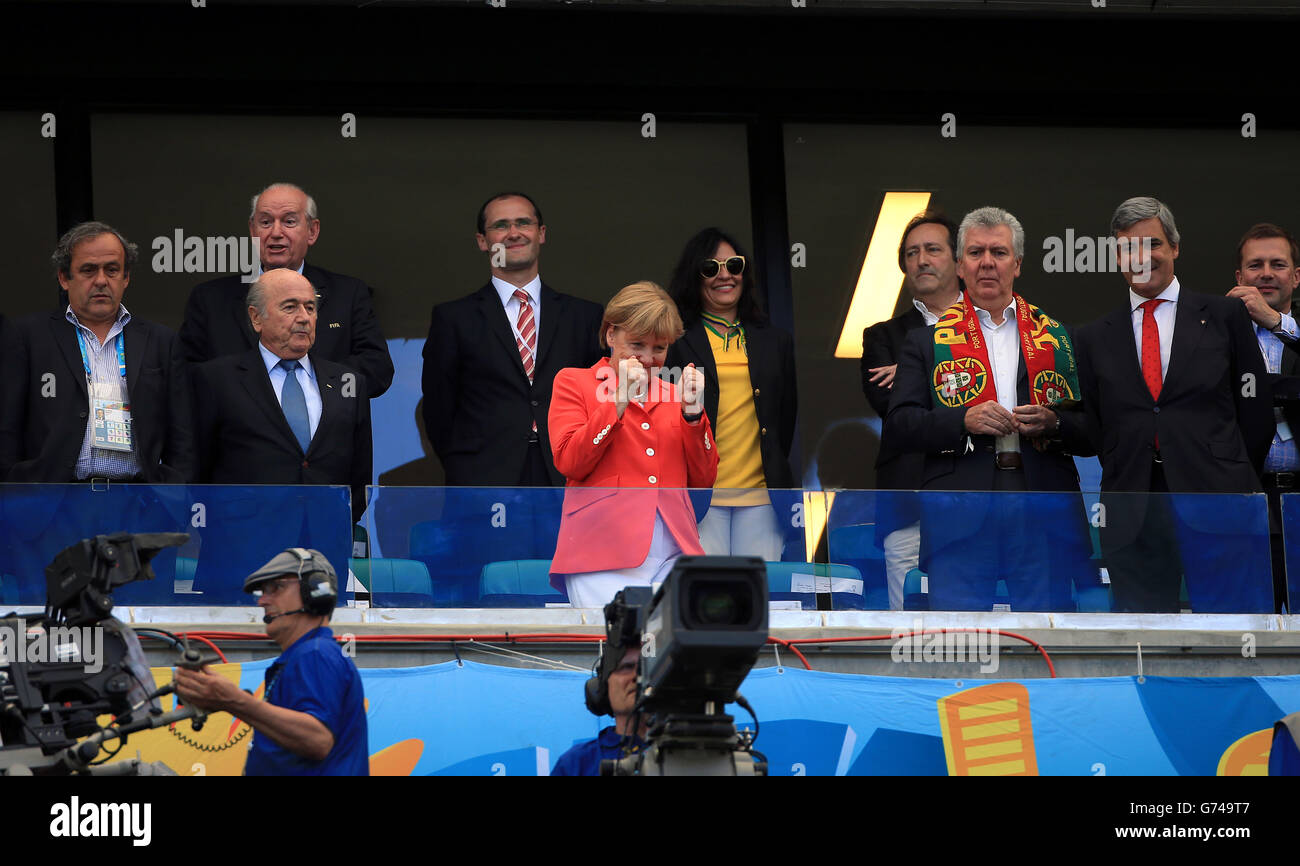 Le président de l'UEFA Michel Platini (à gauche), le président de la FIFA, Sepp Blatter (à gauche) et la chancelière allemande Angela Merkel (à droite) sont présents Banque D'Images