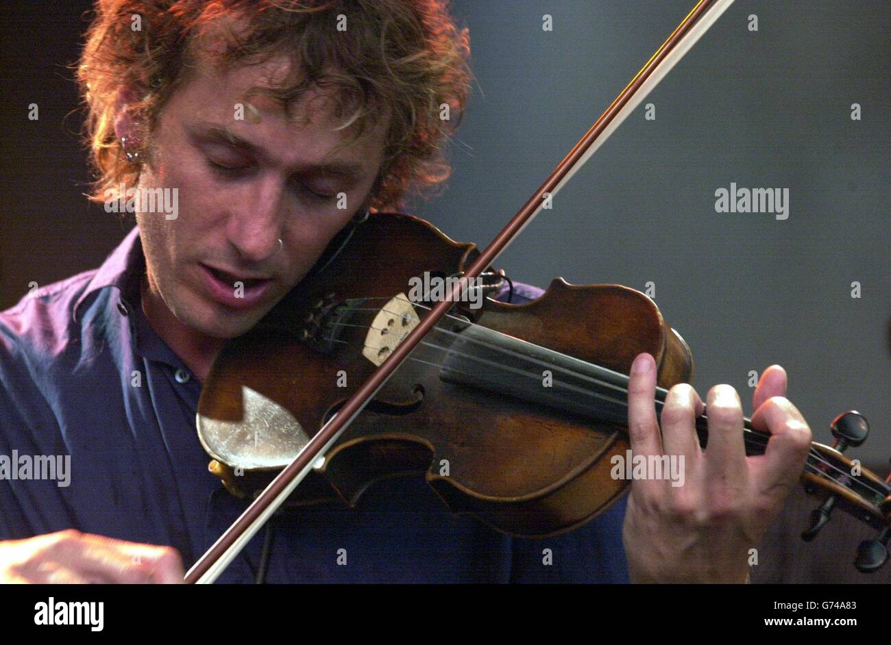 Le violoniste Jon Sevink des Levelers se présentant sur scène au 40ème Festival Folk de Cambridge. Banque D'Images