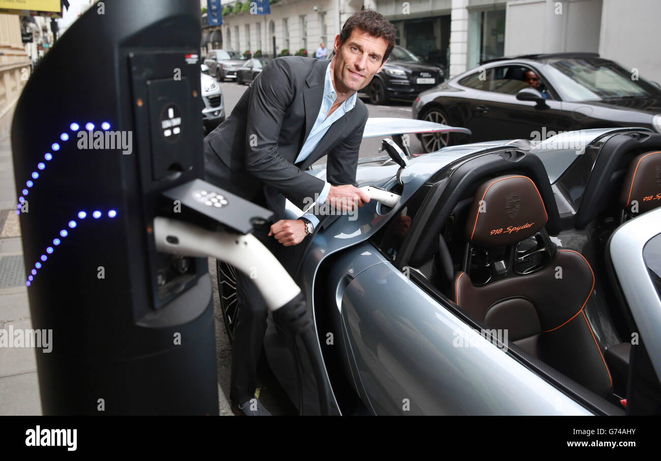 A USAGE ÉDITORIAL EXCLUSIF le pilote de course Mark Webber charge le plug-in hybride Porsche 918 Spyder avant de conduire Maria Sharapova, gagnante de l'Open de France, à la partie pré-Wimbledon de l'Association de tennis des femmes (WTA) au Kensington Roof Gardens, Londres. Banque D'Images