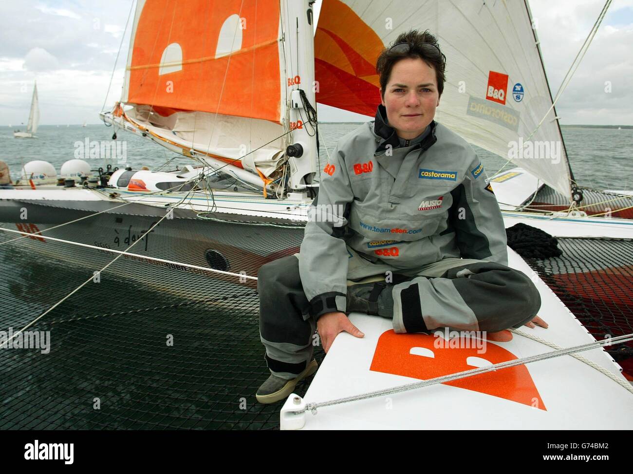 La yachtswoman britannique Ellen MacArthur à bord de son triamaran Castorama  B&Q de 75 pieds sur le Solent pendant la semaine de Cowes. La machine à  multiples multiples est conçue pour être