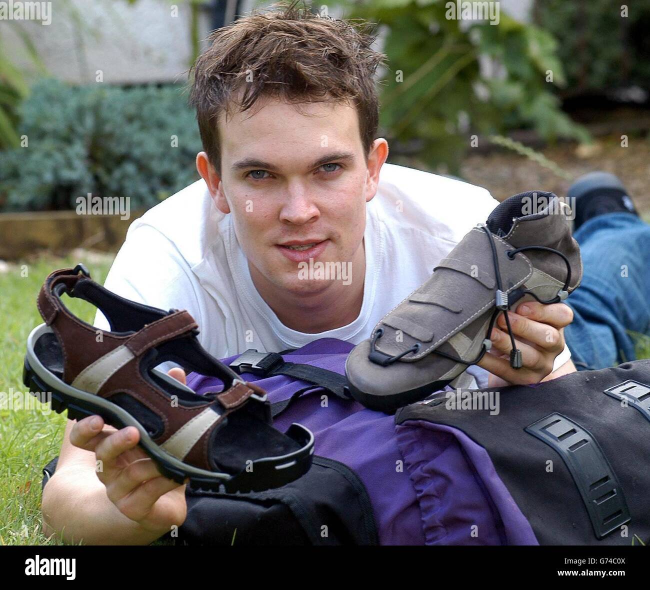 Alister Wynn, 23 ans, de Blagdon, dans le nord du Somerset, présente son Eco-Shoe. Il a conçu le santal multi-usage, l'entraîneur léger et la chaussure de marche en un pendant la dernière année de son baccalauréat en conception de produits (Hons) à l'Université Nottingham Trent. L'inspiration pour la chaussure, qui est destinée aux routards, est venue quand il voyageait à travers la Thaïlande, Fidji, l'Australie et la Nouvelle-Zélande et il a été forcé de porter de nombreux types différents de chaussures. Banque D'Images