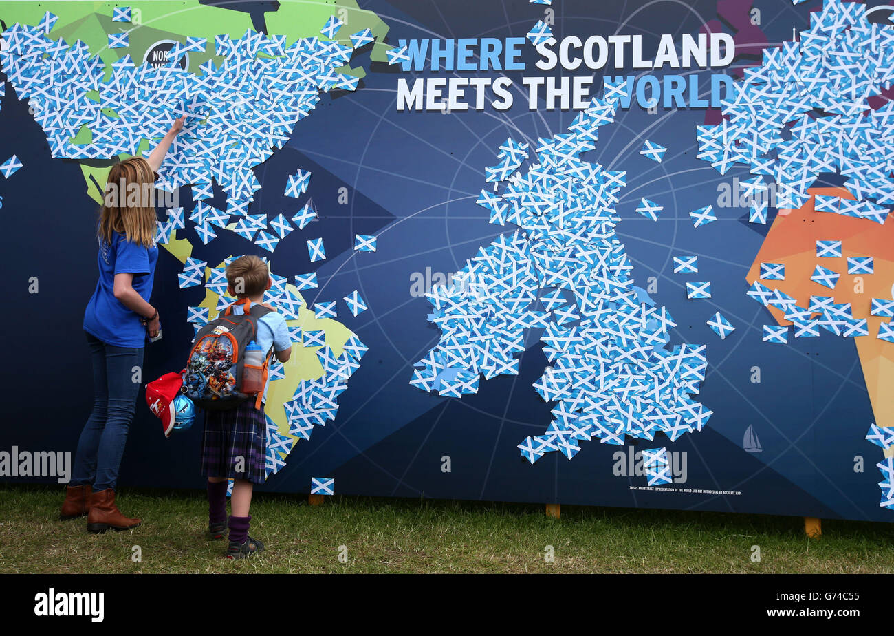 Un conseil avec une carte du monde et parrainé par Homecoming Scotland, où les membres du public ont été invités à placer des drapeaux Saltyre où ils ont des amis et de la famille, au Royal Highland Show à Édimbourg. Banque D'Images