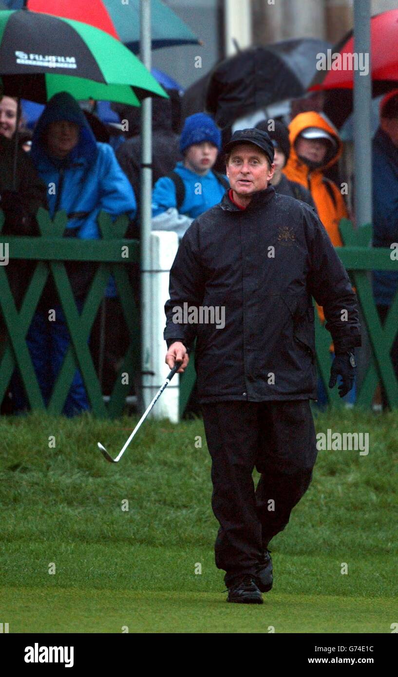 L'acteur américain Michael Douglas sur le 18e trou au cours de la dernière journée des Dunhill Links Championships à St Andrews, en Écosse. Banque D'Images