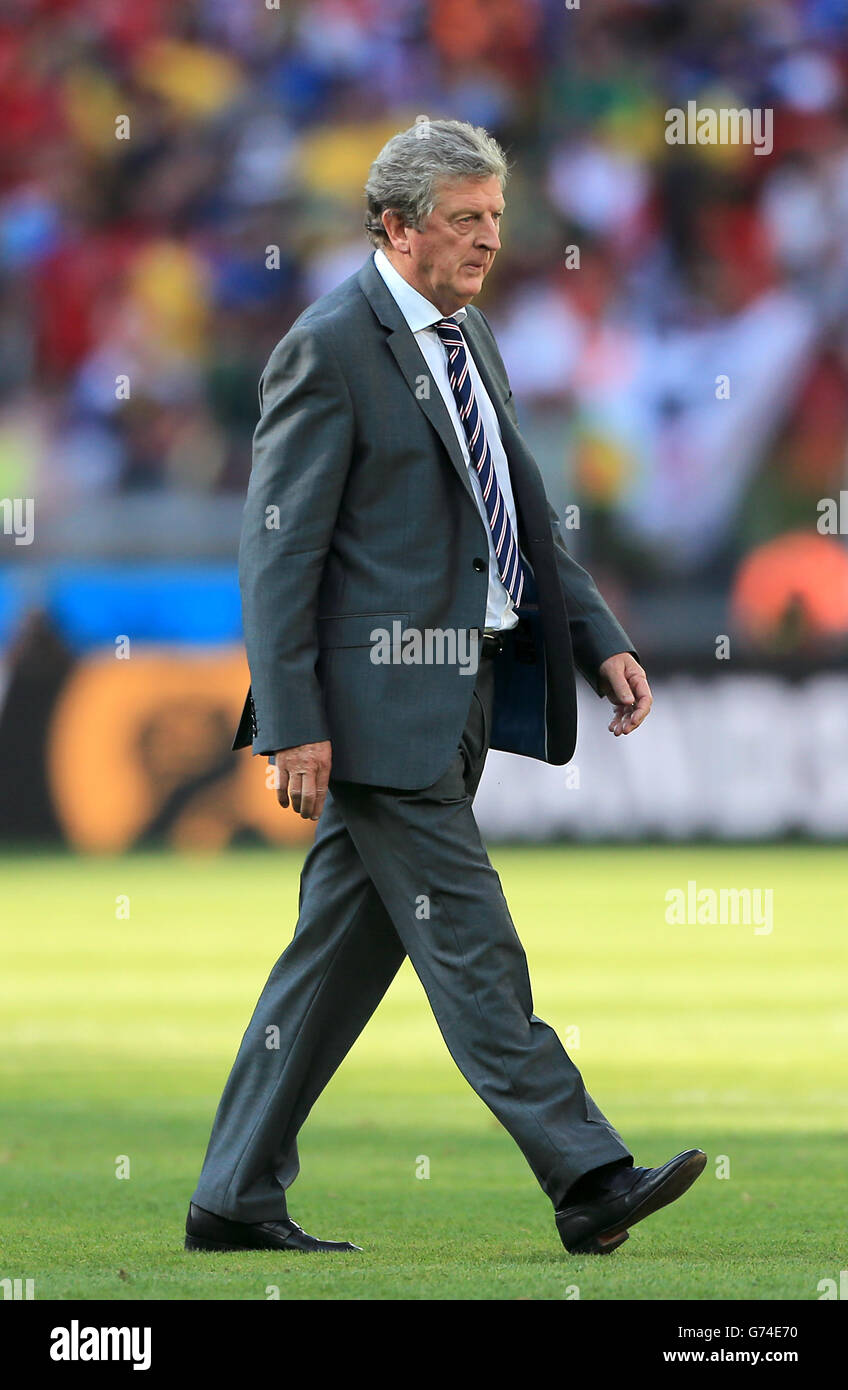 Roy Hodgson, directeur de l'Angleterre, semble abattu après le coup de sifflet final lors de la coupe du monde de la FIFA, match du groupe D à l'Estadio Mineirao, Belo Horizonte, Brésil. Banque D'Images