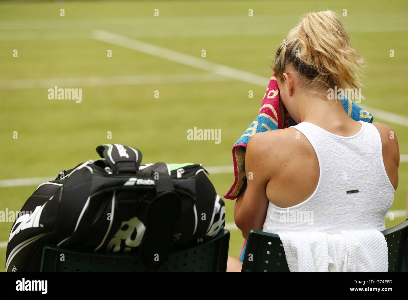 Les détails peuvent être vus sur la tenue de l'Italie Camila Giorgi dans  son match contre la Roumanie Alexandra Cadantu pendant le deuxième jour des  Championnats de Wimbledon au All England Lawn