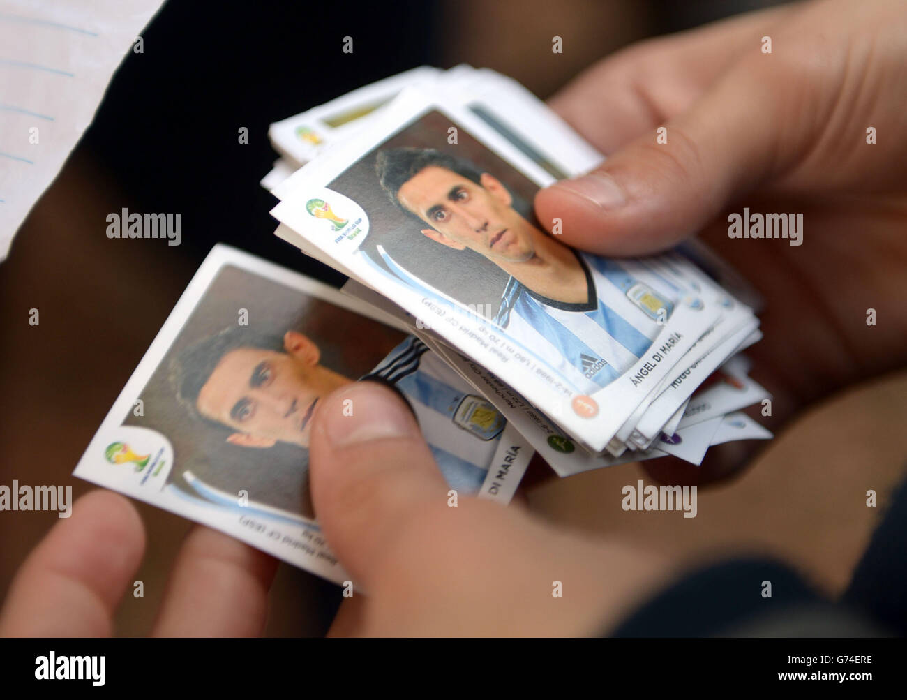 Une vue générale des autocollants de style Panini que les gens échangent à Porto Alegre, Brésil Banque D'Images Une vue générale des autocollants de style Panini que les gens échangent à Porto Alegre, Brésil Banque D'Images