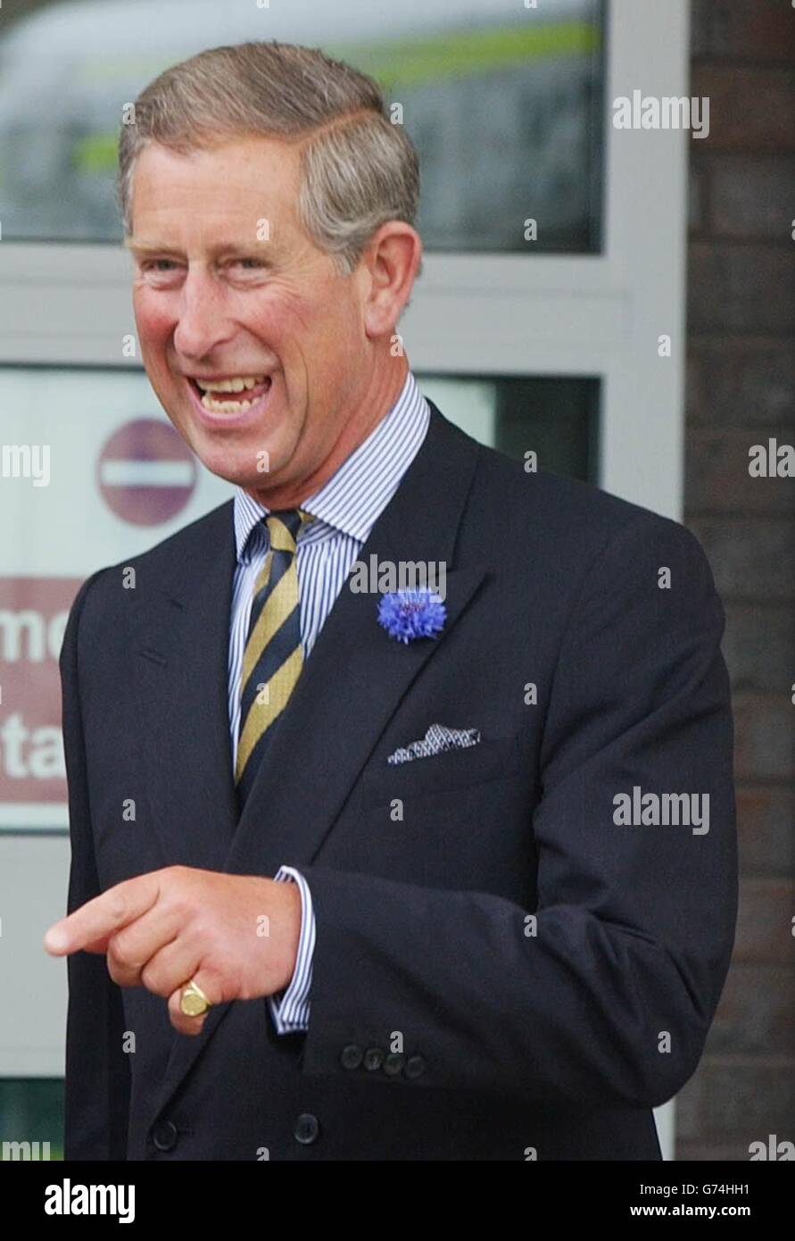 Le Prince de Galles quitte le nouveau service d'urgence de 6.9 millions au Queen's Medical Center de Nottingham, qu'il a officiellement ouvert. Le Prince Charles retournait à l'hôpital où il a été soigné à la suite d'un accident de polo il y a 14 ans. Banque D'Images