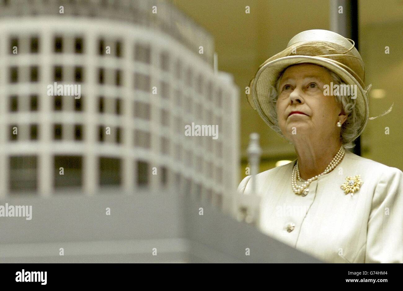 La reine Elizabeth II de Grande-Bretagne est représentée par une réplique du nouveau bâtiment de la Bourse de Londres.La Reine, qui était accompagnée par le duc d'Édimbourg, a officiellement ouvert le nouveau bâtiment en allumant « The Source », une œuvre d'art spécialement commandée reflétant la nature des marchés financiers à l'ère de l'électronique. Banque D'Images