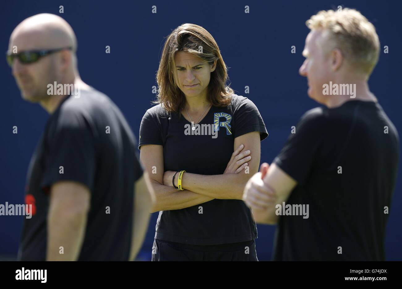 La nouvelle entraîneure d'Andy Murray, Amélie Mauresmo (au centre), avec les entraîneurs Matt Little (à droite) et Jez Green (à gauche) lors de sa séance d'entraînement aux Championnats AEGON au Queen's Club de Londres. Banque D'Images