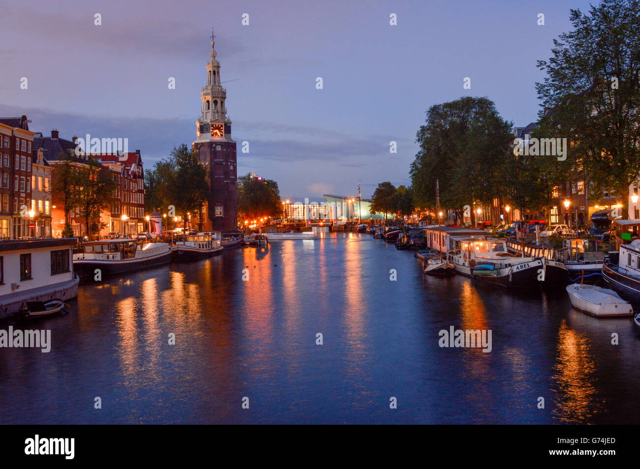 AMSTERDAM - 18 septembre 2015 : vue de la nuit d'un canal à Amsterdam avec tour de l'horloge de la Zuiderkerk et quelques petits bateaux Banque D'Images