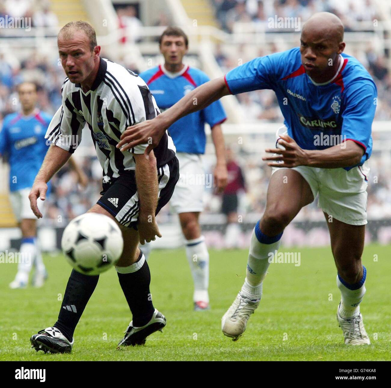 Alan Shearer, de Newcastle United, combat avec Jean-Alain Boumsong (à droite) des Rangers lors de la Newcastle Gateshead Cup à St James' Park, Newcastle, le samedi 31 juillet 2004. Banque D'Images