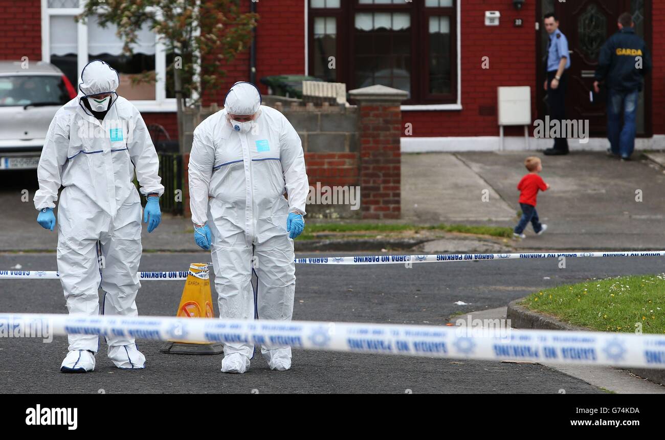 Des membres de l'équipe judiciaire de Garda sur les lieux du crime à Croftwood Gardens, à Dublin, où un garçon de six ans a été abattu la nuit dernière. Banque D'Images