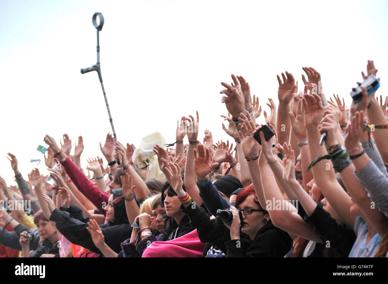 Les fans de rock se balancent tandis que Bowling for Soup se déroule pendant la deuxième journée du festival de téléchargement 2014 à Donington Park. Banque D'Images