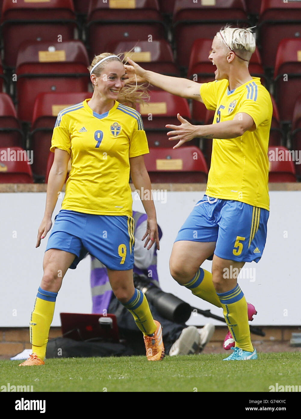 Le suédois Kosovare Asllani (à gauche) célèbre son but avec la coéquipier Nilla Fischer lors du match de qualification de la coupe du monde des femmes de la FIFA à Fir Park, Motherwell. Banque D'Images