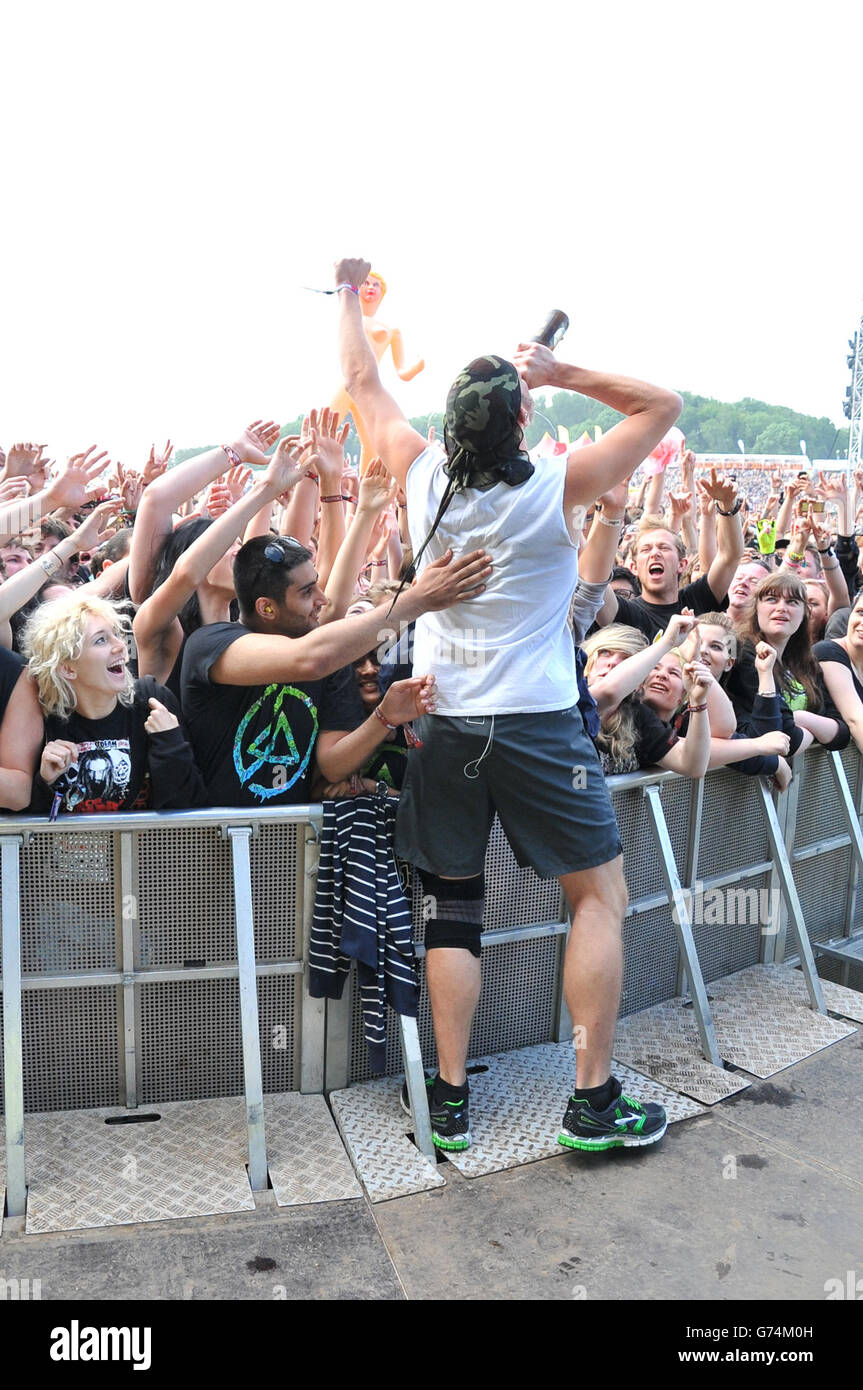 Adam Dutkiewicz de Killswitch engage rejoint la foule lorsqu'il se déroule au cours du deuxième jour du Festival de téléchargement 2014 à Donington Park. Banque D'Images