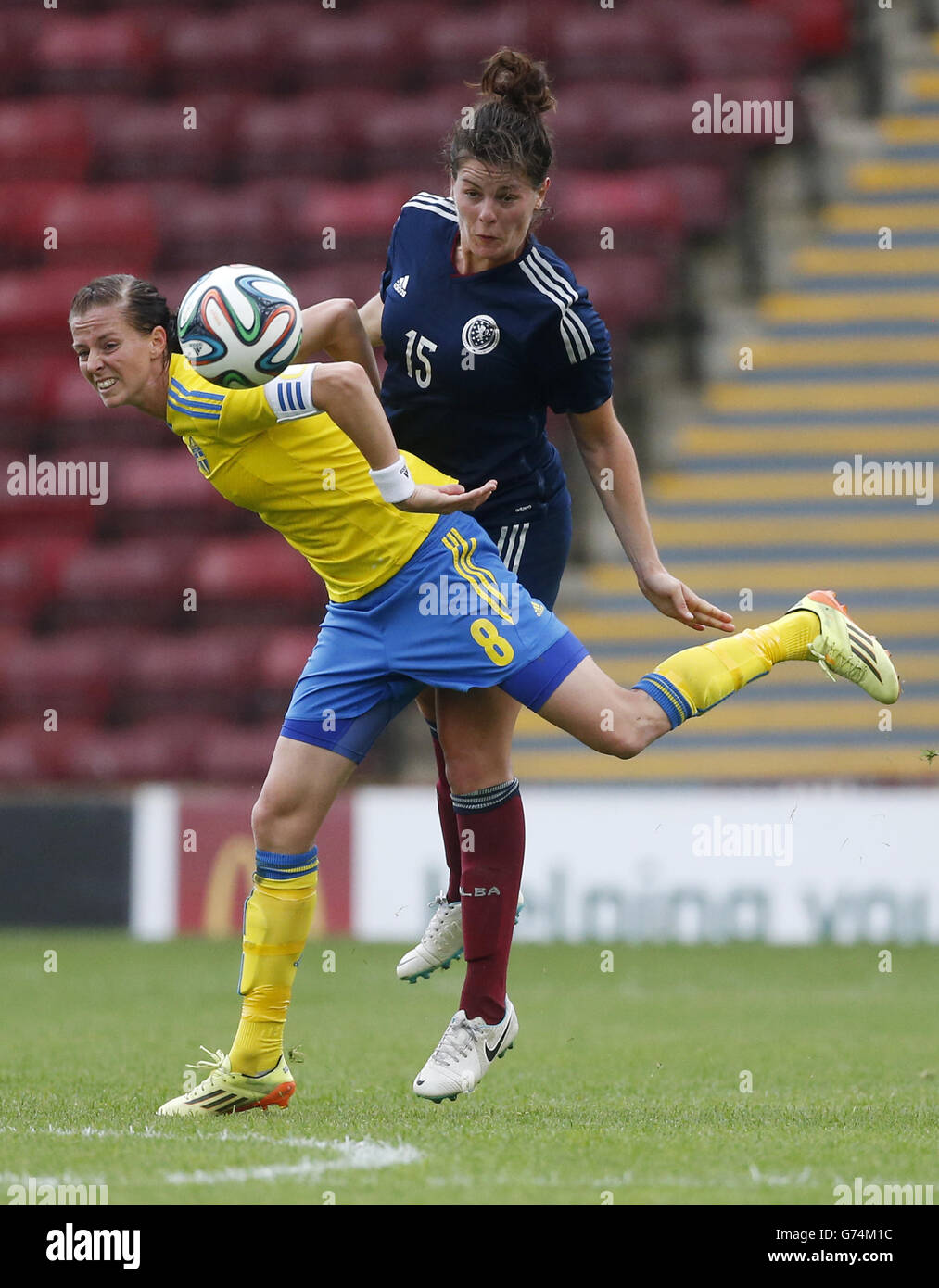 Jennifer beattie en Écosse et Lotta Schelin en Suède se battent pour le ballon lors du match de qualification de la coupe du monde des femmes de la FIFA à Fir Park, Motherwell. APPUYEZ SUR ASSOCIATION photo. Date de la photo: Samedi 14 juin 2014. Le crédit photo devrait se lire comme suit : Danny Lawson/PA Wire. Utilisation soumise à des restrictions. Utilisation commerciale uniquement avec l'accord écrit préalable de la Scottish FA. Banque D'Images