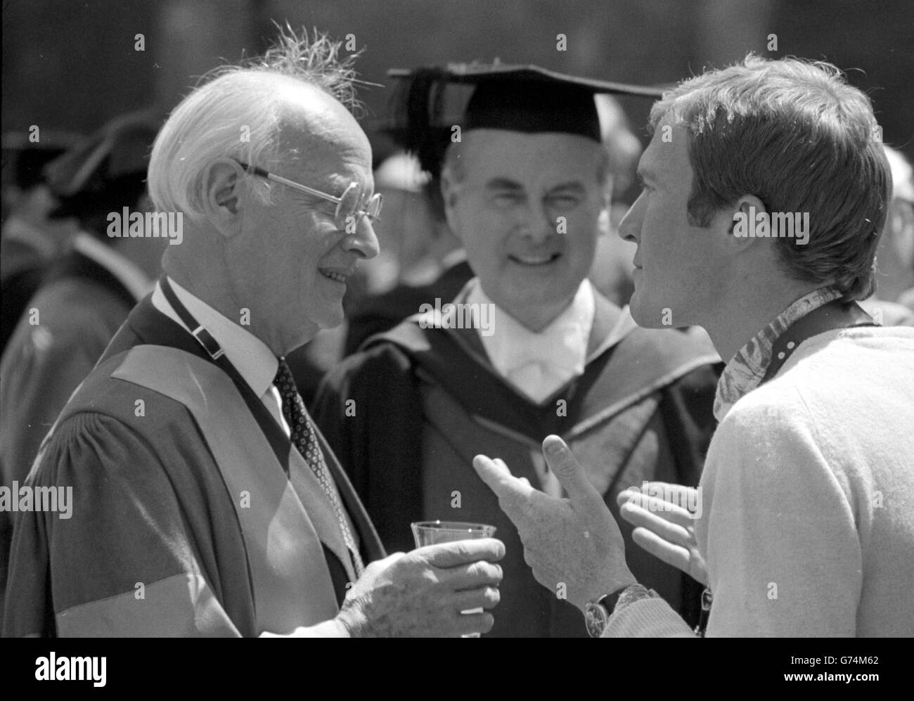 Le photographe Henri Cartier Bresson (à gauche) après avoir reçu un doctorat honorifique en lettres de l'Université d'Oxford. Banque D'Images