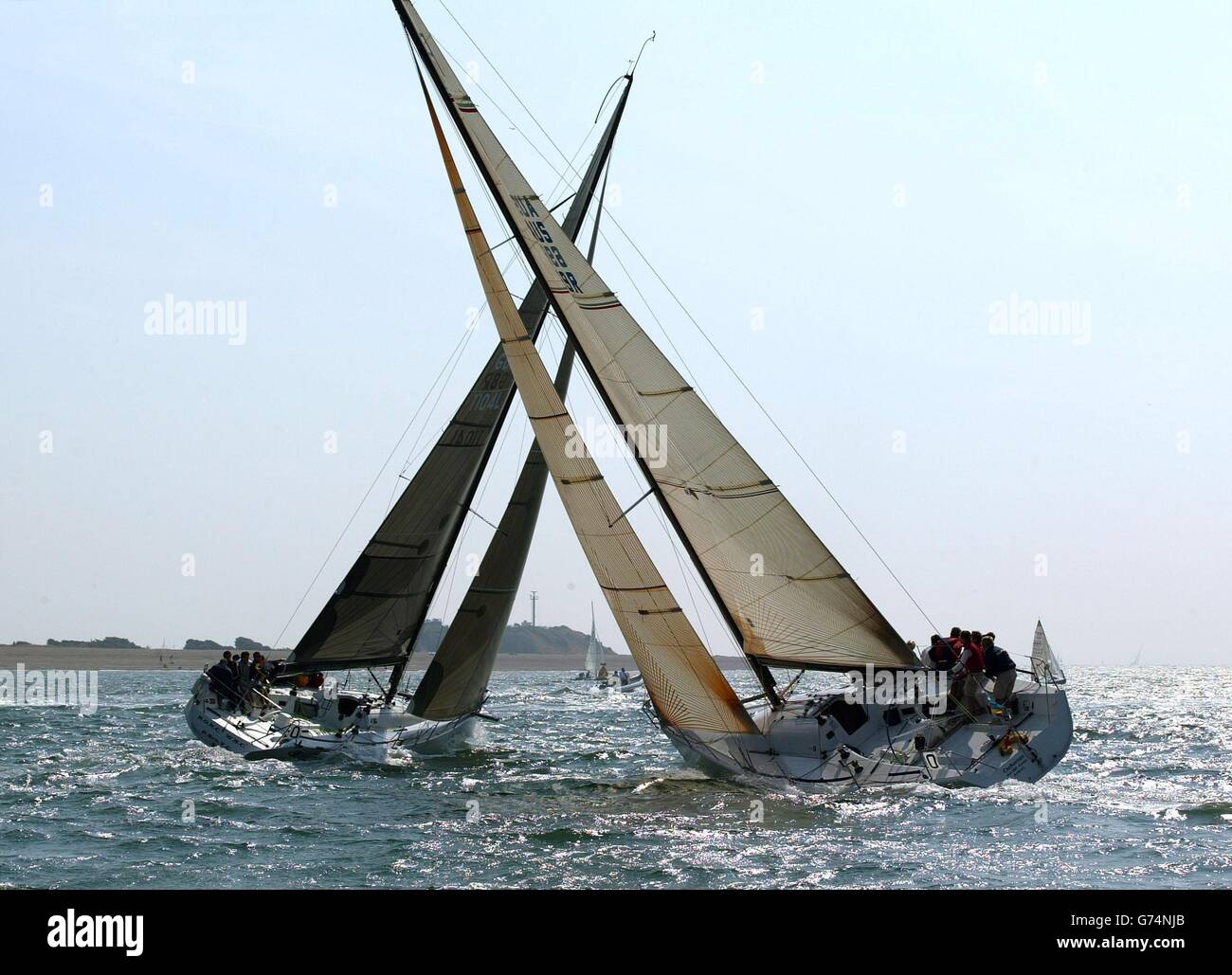 Les yachts de classe O Chacharaza et I-site (à gauche) sur le Solent près de l'île de Wight, le deuxième jour de la semaine de Skandia Cowes, la plus ancienne et la plus grande régate de voile du monde. Banque D'Images