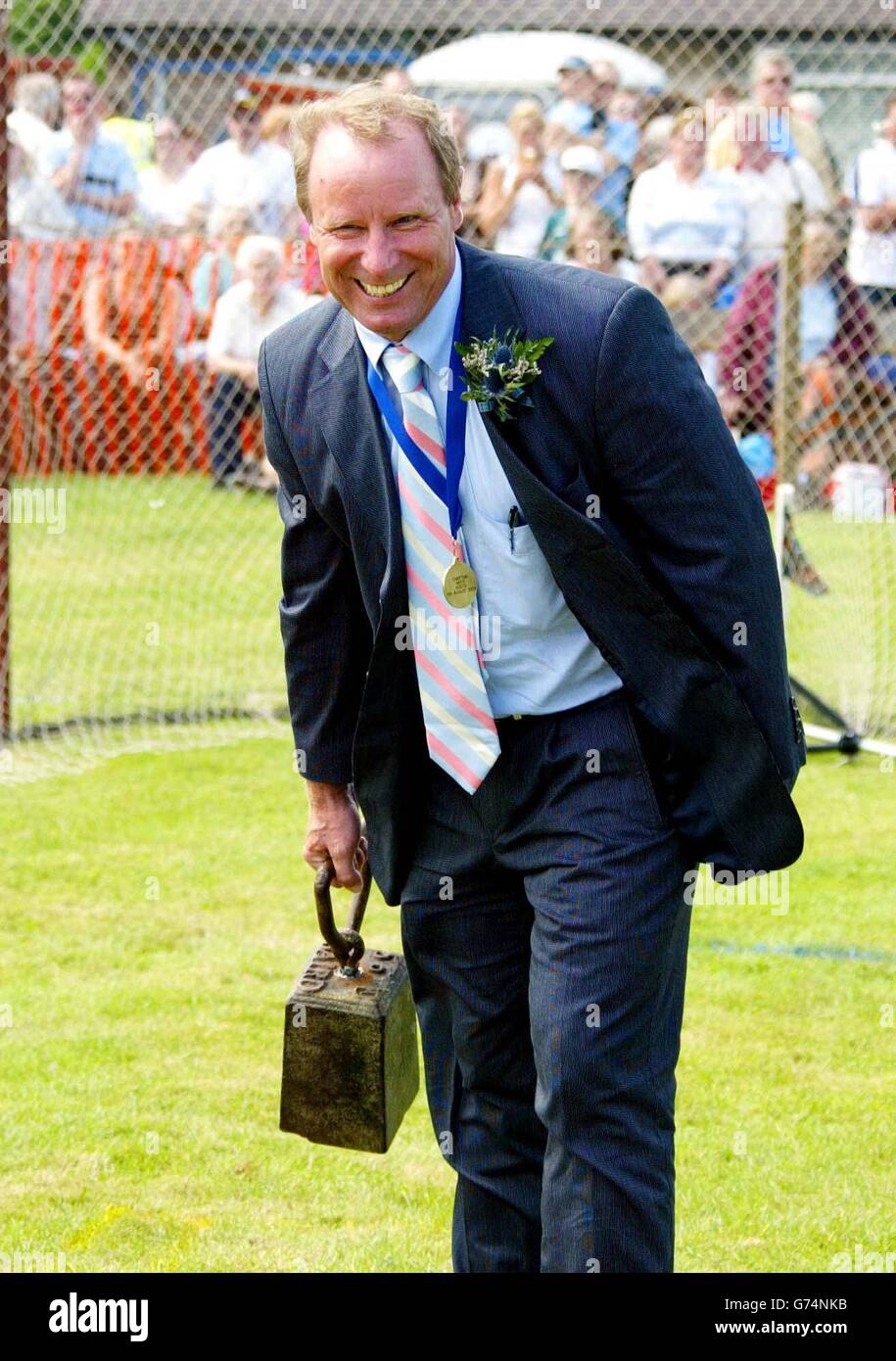 Berti Vogt, responsable du football écossais, lève le marteau au Bridge of Allan Highland Games près de Stirling, où il est à la tête de Chieftan aux matchs de cette année. Banque D'Images