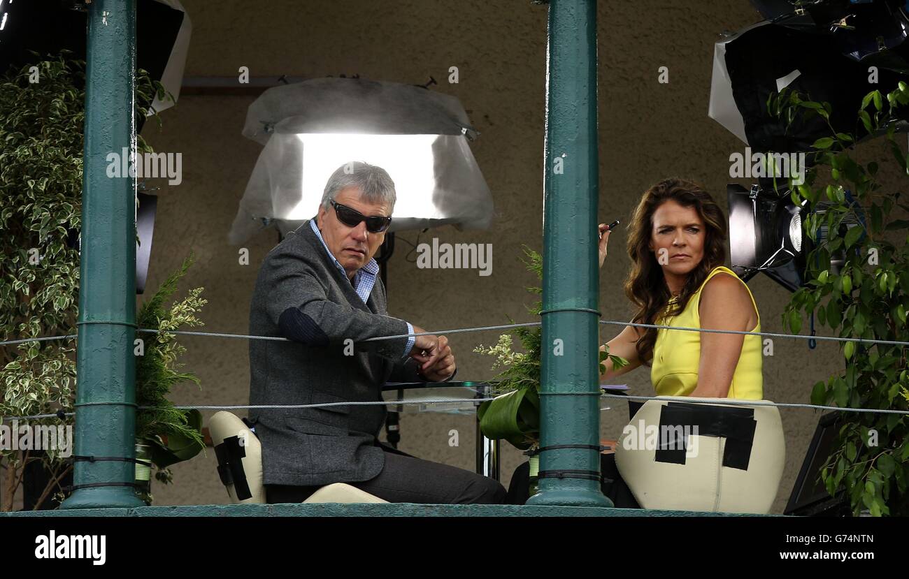 Commentateurs de la BBC John Inverdale (à gauche) et Annabel Croft (à droite) pendant l'AEGON International au parc Devonshire, Eastbourne. Banque D'Images