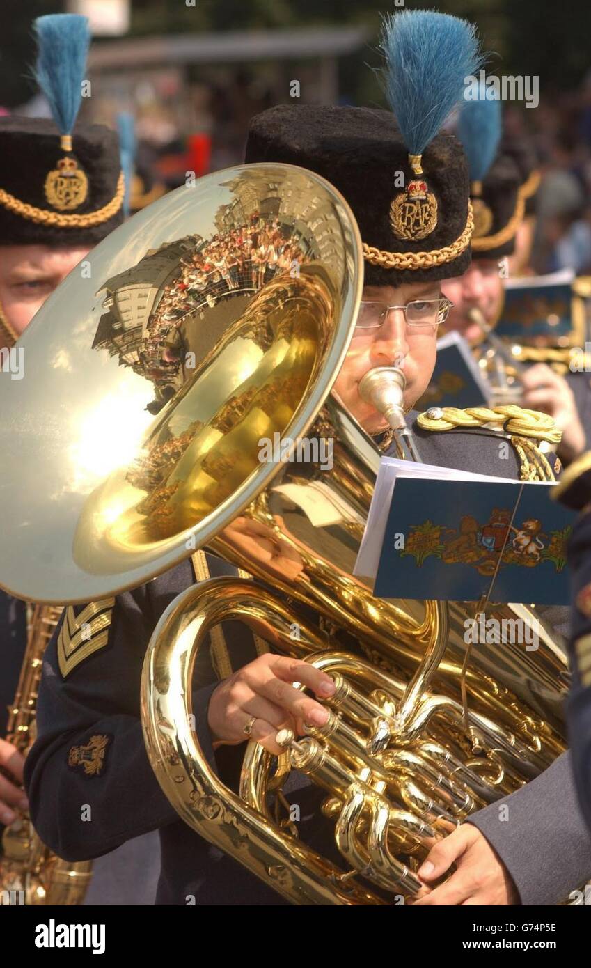 GROUPE RAF : le Festival International d'Édimbourg commence à Edimbourg avec un spectaculaire cavalcade le long de la célèbre Princes Street d'Édimbourg. Le plus grand festival d'art au monde, avec des spectacles de stars comme Paul Merton et Morrissey, était officiellement en cours aujourd'hui. Le 58e Festival Fringe d'Édimbourg va voir plus de 25,000 représentations de près de 1,700 spectacles dans un record de 236 lieux à travers la ville. Et un tiers des actes tiendront leur première mondiale dans la capitale écossaise au cours des trois prochaines semaines. Banque D'Images