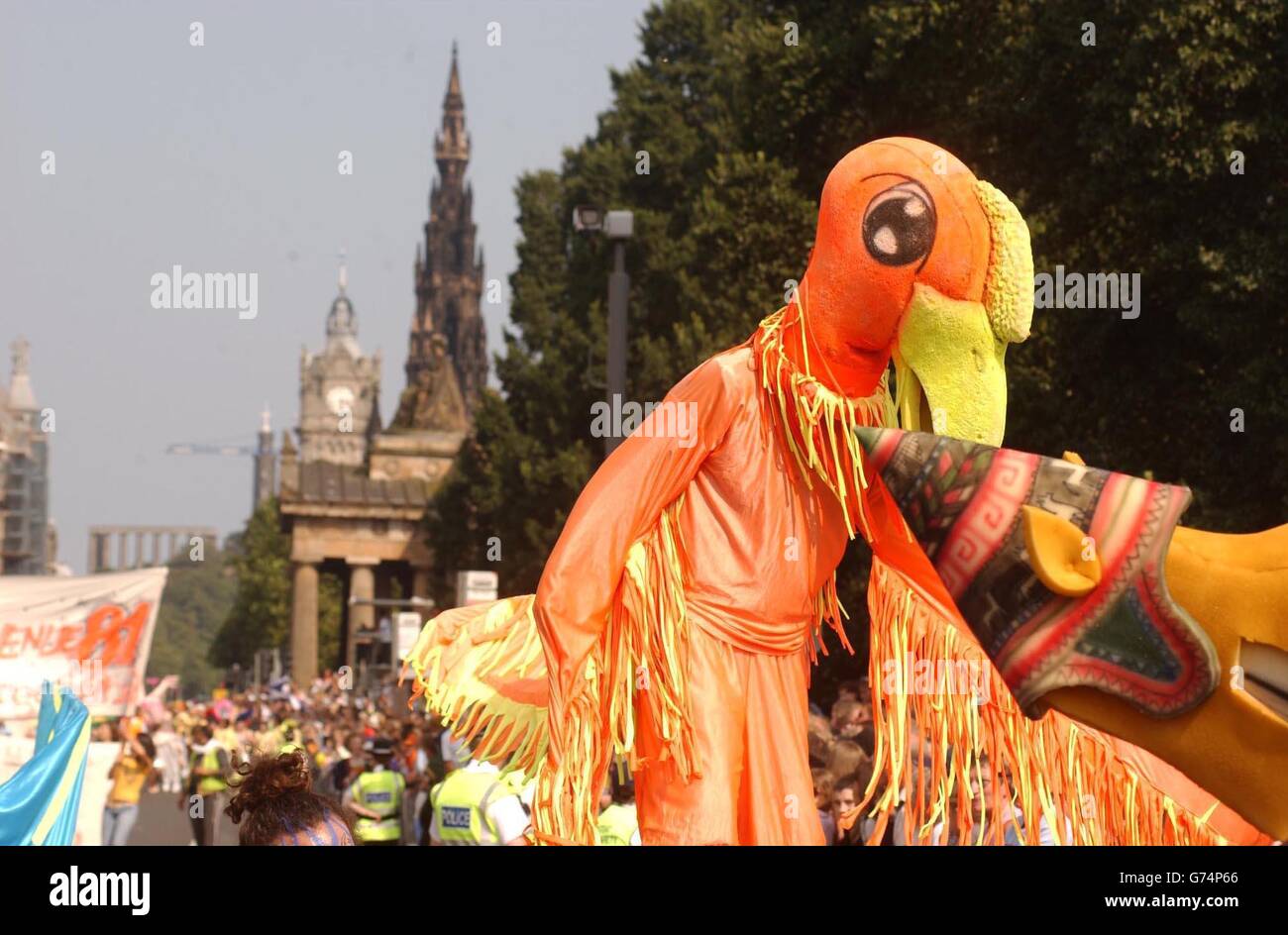 Le festival international d'Édimbourg commence à Edimbourg avec un spectaculaire cavalcade le long de la célèbre Princes Street d'Édimbourg. Le plus grand festival d'arts du monde, était officiellement en cours. Le 58e Festival Fringe d'Édimbourg va voir plus de 25,000 représentations de près de 1,700 spectacles dans un record de 236 lieux à travers la ville. Et un tiers des actes tiendront leur première mondiale dans la capitale écossaise au cours des trois prochaines semaines. Banque D'Images