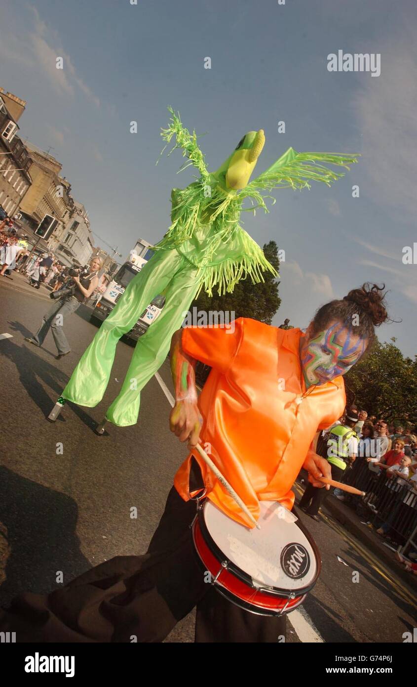 Le festival international d'Édimbourg commence à Edimbourg avec un spectaculaire cavalcade le long de la célèbre Princes Street d'Édimbourg. Le plus grand festival d'arts du monde, était officiellement en cours. Le 58e Festival Fringe d'Édimbourg va voir plus de 25,000 représentations de près de 1,700 spectacles dans un record de 236 lieux à travers la ville. Et un tiers des actes tiendront leur première mondiale dans la capitale écossaise au cours des trois prochaines semaines. Banque D'Images