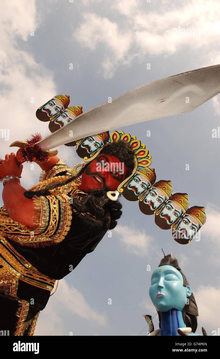 Le festival international d'Édimbourg commence à Edimbourg avec un spectaculaire cavalcade le long de la célèbre Princes Street d'Édimbourg. Le plus grand festival d'arts du monde, était officiellement en cours. Le 58e Festival Fringe d'Édimbourg va voir plus de 25,000 représentations de près de 1,700 spectacles dans un record de 236 lieux à travers la ville. Et un tiers des actes tiendront leur première mondiale dans la capitale écossaise au cours des trois prochaines semaines. Banque D'Images