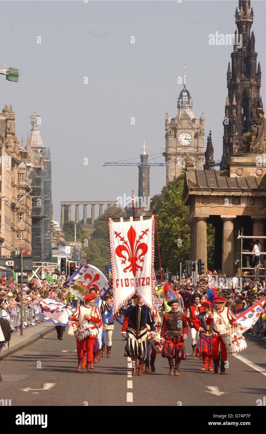 Le festival international d'Édimbourg commence à Edimbourg avec un spectaculaire cavalcade le long de la célèbre Princes Street d'Édimbourg. Le plus grand festival d'arts du monde, était officiellement en cours. Le 58e Festival Fringe d'Édimbourg va voir plus de 25,000 représentations de près de 1,700 spectacles dans un record de 236 lieux à travers la ville. Et un tiers des actes tiendront leur première mondiale dans la capitale écossaise au cours des trois prochaines semaines. Banque D'Images