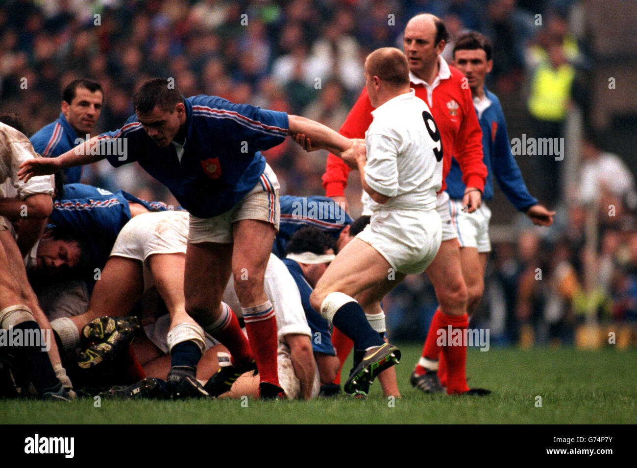 Cinq nations -Angleterre / France -Twickenham.Xavier Blond (France) est retiré par Richard Hill (Angleterre) Banque D'Images