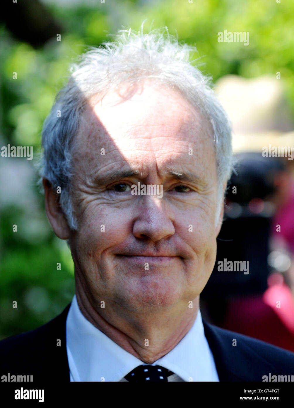 Nigel Planer arrive à l'église St George à Dittisham, Devon, pour les funérailles de Rik Mayall. Banque D'Images